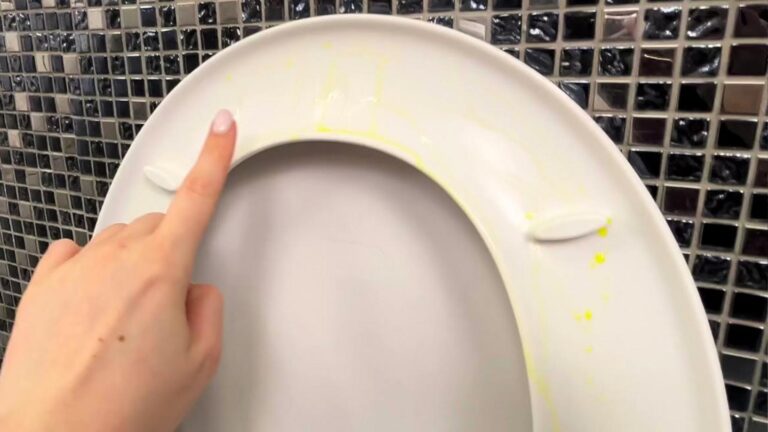 Dieser einfache Trick entfernt gelbe Flecken in Sekunden… Ihr Toilettensitz wird