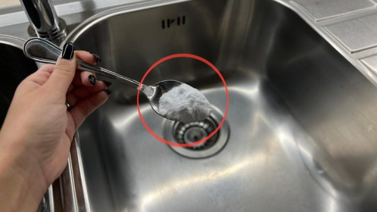 Wasserflecken im Spülbecken schnell und einfach beseitigen