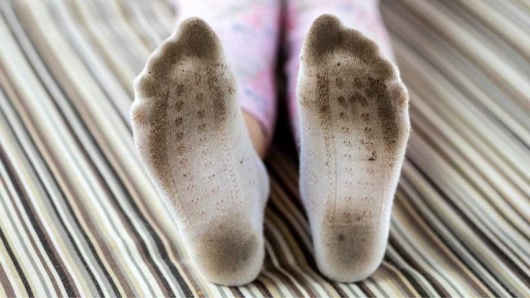 Natürliche Mittel gegen schlechte Socken-Gerüche: So beseitigen Sie sie dauerhaft