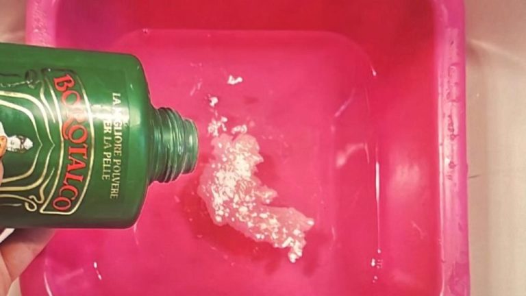 Babypuder in lauwarmem Wasser: Zeit sparen beim Reinigen