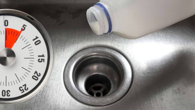 Gibst du Milch ins Spülbecken? Das passiert nach 5 Minuten!