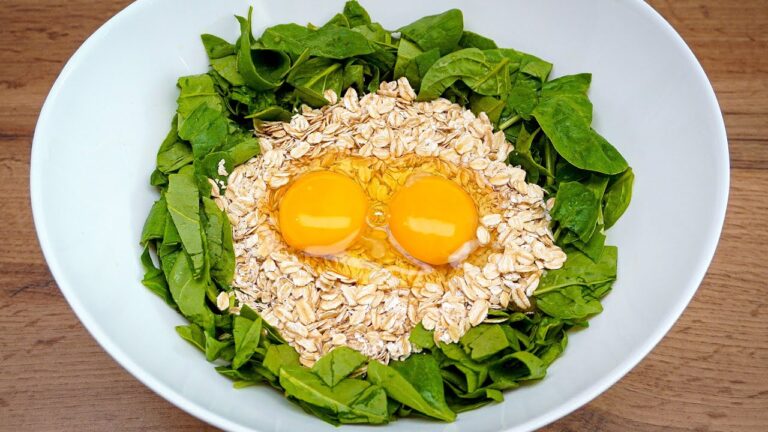 10 Minuten bis zum gesunden Frühstück: Haferflocken und Spinat vereint!