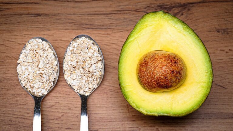 5-Minuten Frühstück: 3 gesunde Rezepte mit Haferflocken und Avocado zum Abnehmen!