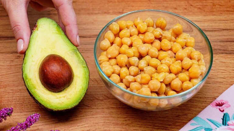 5 Gründe, warum du diesen leckeren Avocadosalat täglich genießen solltest!